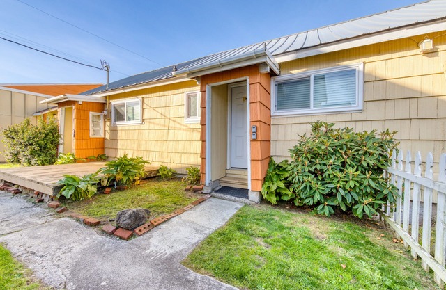 Charming Dog-Friendly Home, Close to Shops & Restaurants - Minutes to Beach