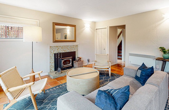 Charming dog-friendly cottage with lush backyard, deck, grill, & central AC
