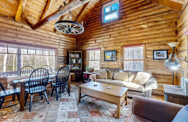 Charming, dog-friendly cabin with an exercise room near golf course
