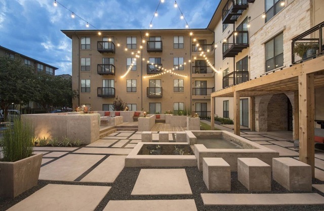 Charming Domain 1BR w/Gym, Pool & W/D, super walkable, by Blueground
