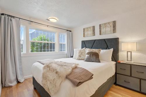 Charming Downtown Cottage - Pet Friendly & Firepit