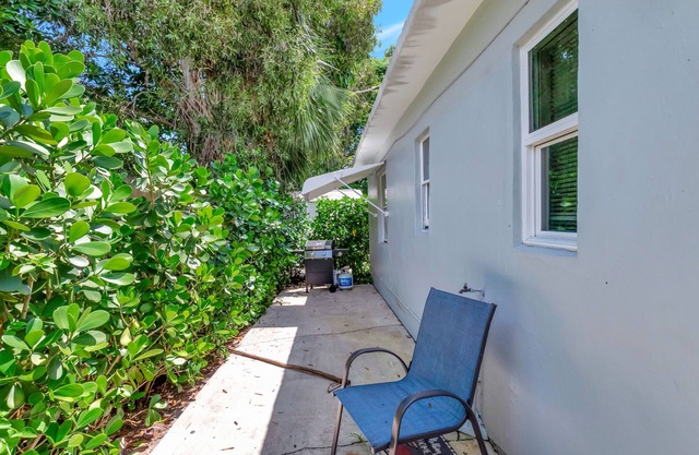 Charming East Delray Cottage, pets welcome