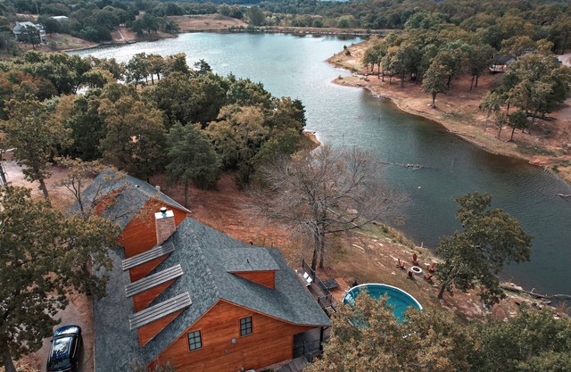 Charming EdgeWater Escape, private pool near Arbuckle Lake