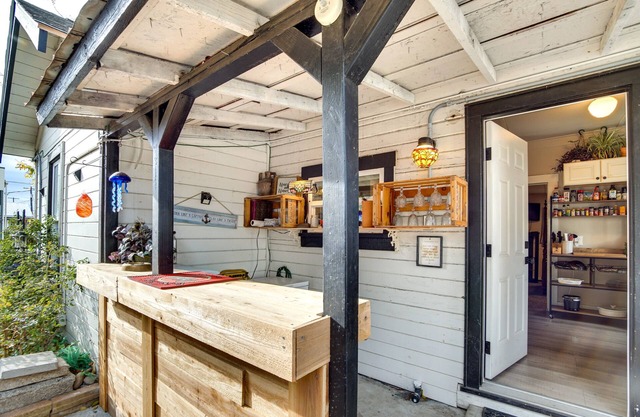 Charming Ellensburg Cottage w/Private Outdoor Bar