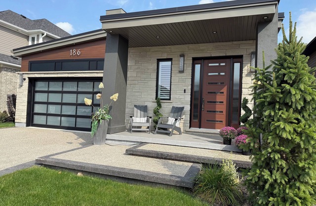 Charming Executive Bungalow with Hot Tub, close to St. Jacobs