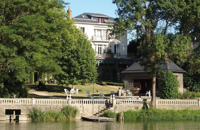 Charming family home-large flowered garden-banks of the Loir-1h30 Paris 6-15pers