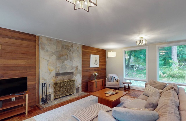 Charming forest cottage with gorgeous garden, fireplace & prime location
