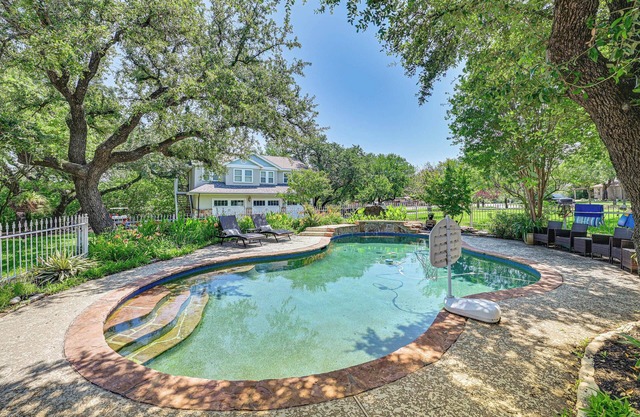 Charming Fort Worth Apartment - 8 Mi to Downtown!