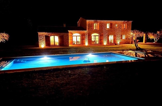Charming villa 20 minutes from Aix en Provence and heated swimming pool