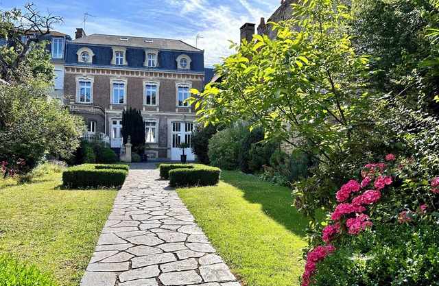 Charming house: facing the bay, in the heart of town with large gardens