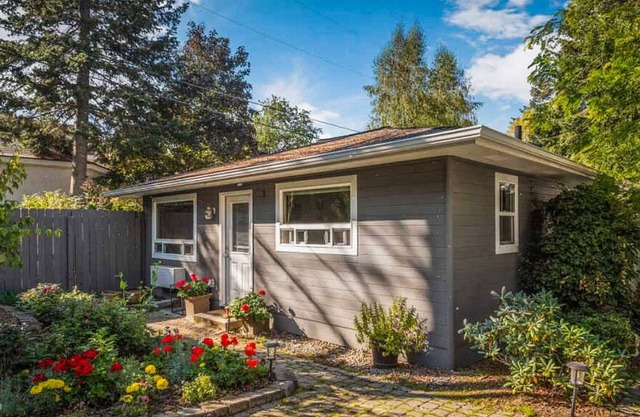 Charming Garden Retreat | Near Lakes & Golf | Walk 2 Minutes to Sanders Beach