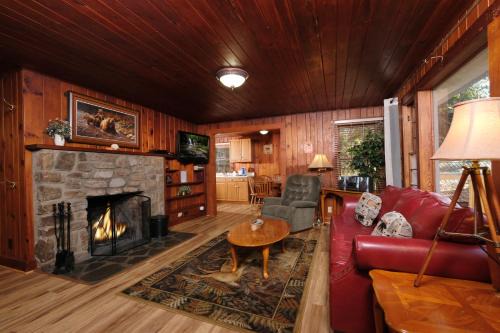 Charming Gatlinburg cottage less than a mile from downtown with hot tub!