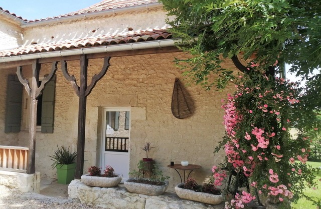 Charming gîte for 6 people in a relaxing setting, with heated swimming pool and pond