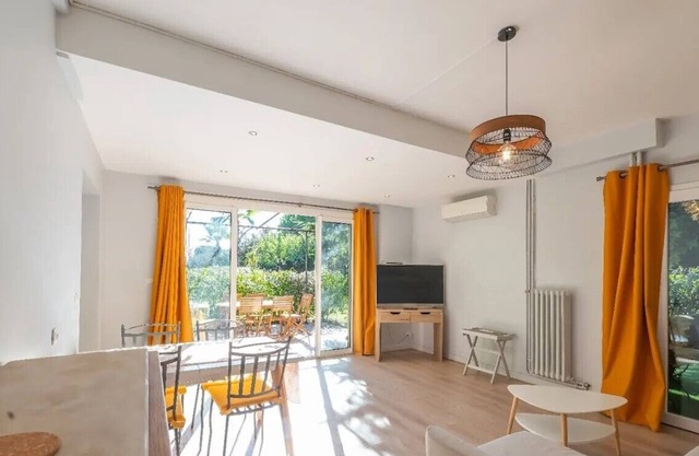 Charming gîte with large swimming pool, surrounded by vineyards, close to beaches.