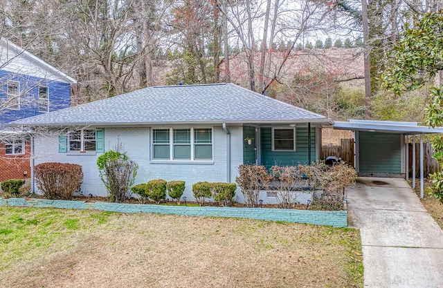 Charming green cottage with an enclosed yard, & access to courts - near downtown