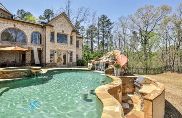 Charming guest house in the Atlanta Metro/Sandy Springs area near Truist Park.