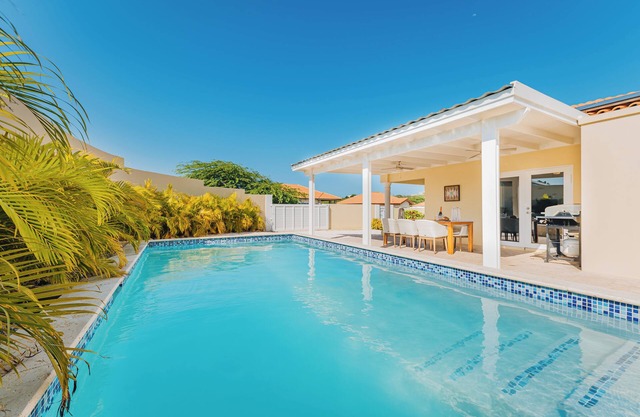 Charming hideaway 2 min from Palm Beach, with Private Pool, Outdoor