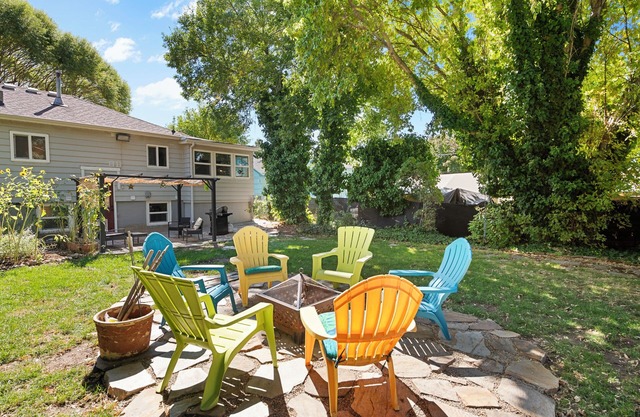 Charming Hideaway! Spacious Yard, BBQ, Games & Bright, Cheerful Vibes