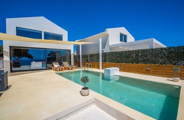 Charming hillside house, two bedrooms, pool, stunning sea view, true hidden gem