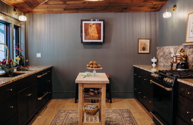 Charming & Historic 3-bedroom house in sleepy Gibson with Wifi, AC & hot tub