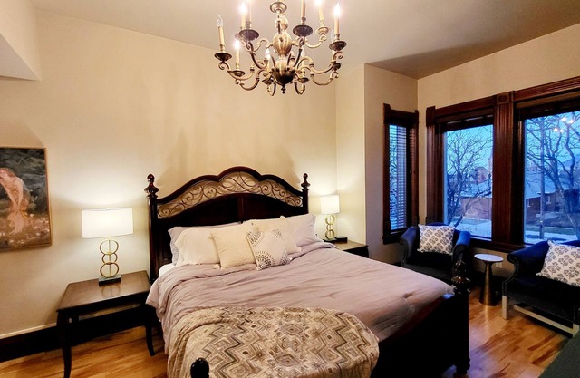 Charming historical apartment in the heart of down town art district of Ogden