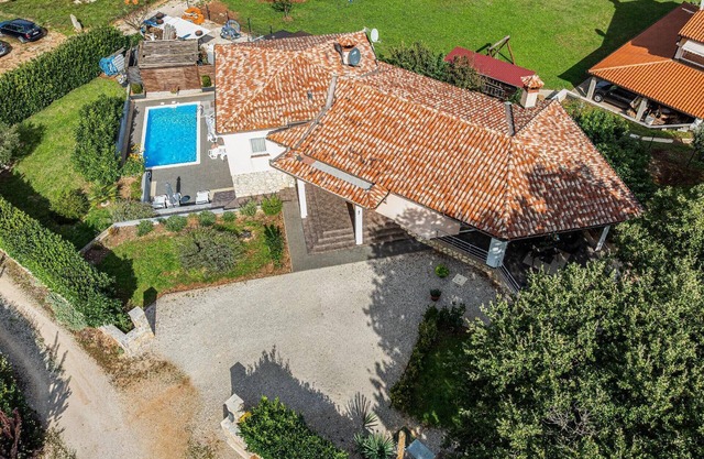 Charming holiday home in Marceljani with private pool