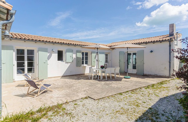 Charming Holiday Home in Loix – Sea View, 4 Bedrooms, Terrace, Close to Beach