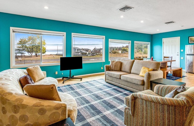 Charming home by the sea with ocean view, fast WiFi & W/D - for work & play