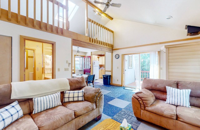 Charming home close to Florence & beaches with sauna, firepit, grill, W/D, AC
