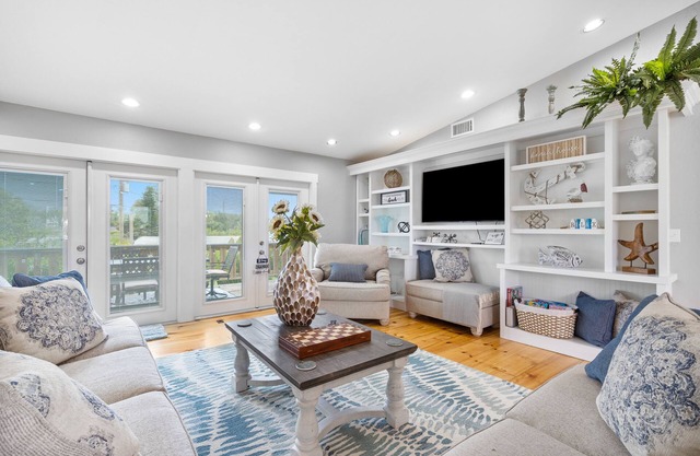 Charming Home Near Anna Maria Beach Pool+Games