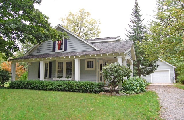 Charming home near Glen Arbor with a porch, gas grill, lake views, & AC