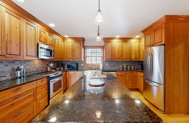 Charming home with mountain-view, sauna, hot tub, pool table, & washer/dryer