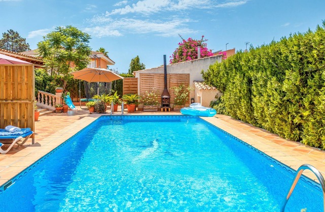 Charming Home with Pool, Generous Terrace, Garden and Wi-Fi