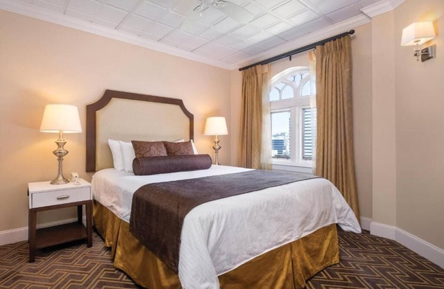 Charming hotel in delightful Seattle with WiFi, AC, fitness room