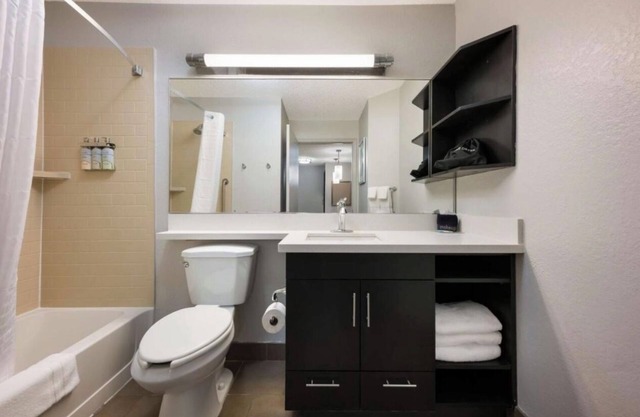 Charming hotel suite w/WiFi, AC, fitness room/Pet friendly/Centrally located