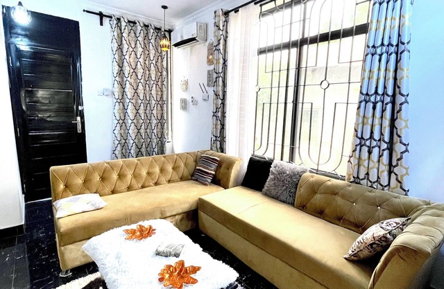 Charming house in Dar es Salaam with AC, WiFi, securitycamera, hot water,