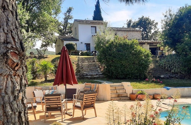 Charming house surrounded by vineyards and the Luberon countryside