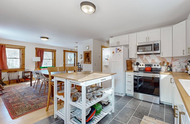 Charming house w/peaceful yard, close to village & recreation, kitchen, w/d