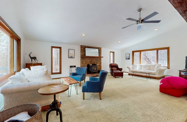 Charming house w/privacy, bbq, seasonal balcony, hammock, fire pit, w/d, wifi