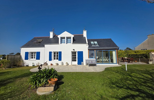 CHARMING HOUSE WITH LARGE ENCLOSED GARDEN 400M FROM THE BEACHES