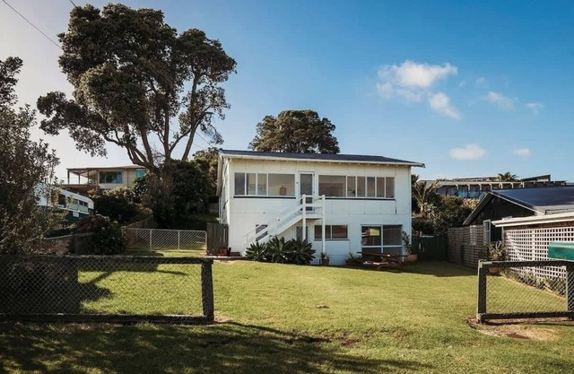 Charming Kiwi Bach Near Oakura Beach