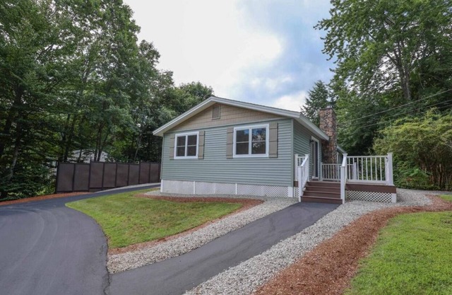 Charming Lake Community Bungaloo. Comfortable living with 86 inch tv!
