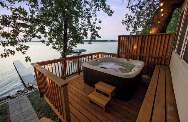 Charming Lake House, Hot Tub, Sauna, Private Dock