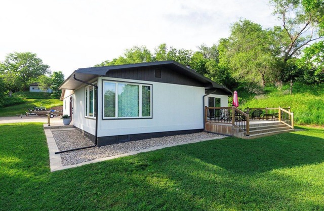 Charming Lake House within Walking Distance from Lake