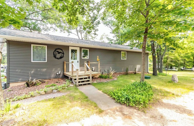CHARMING LAKEFRONT COTTAGE ON THE EASTERN SIDE OF CASTLE ROCK LAKE