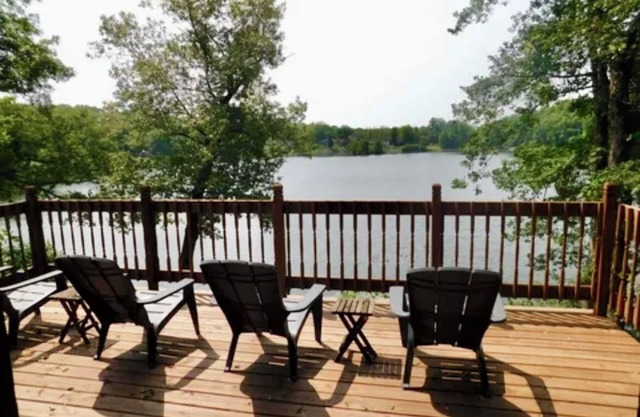 Charming lakefront cottage,private lake & dock, perfect secluded getaway