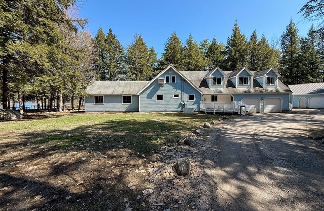 Charming lakeside home near skiing w/shared pool, tennis courts, & washer/dryer