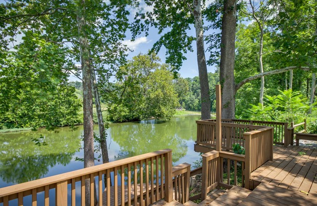 Charming Lexington Getaway - Large Riverfront Deck