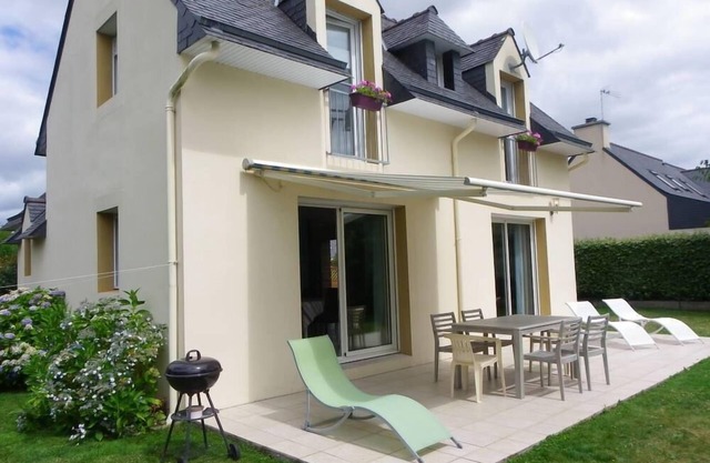 Charming, light-filled 4* house, ideally located within walking distance of the port and the beach.