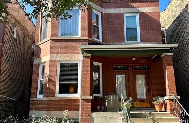 Charming, light-filled garden unit in Roscoe Village!